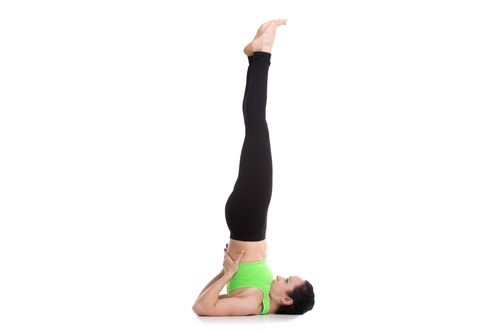 سارونگ آسانا (Sarvangasana  ) یا "ایستادن روی شانه"